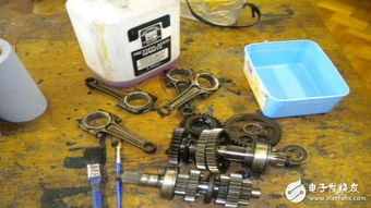 废旧零件变身创意台灯 DIY齿轮台灯制作指南